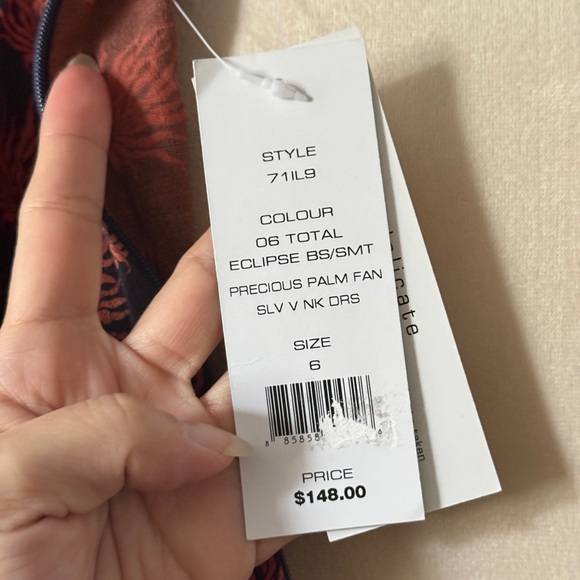 French Connection V-Neck Floral Fit & Flare Dress in Black and Coral sz 6 - Picture 4 of 4